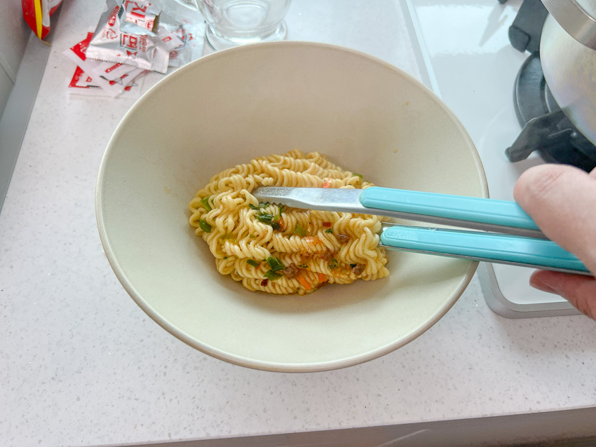 그릇에 라면만 담기