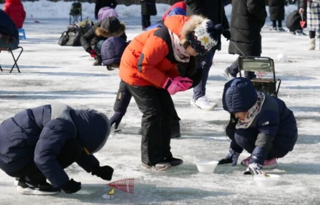 안동 암산얼음축제, 썰매, 빙어낚시, 송어잡기, 자연 그대로의 아름다움을 간직한 안동 암산에서 개최되었습니다.