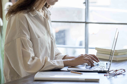 노트북을 사용하는 여성