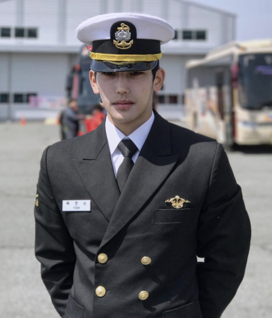 제복-입은-육준서