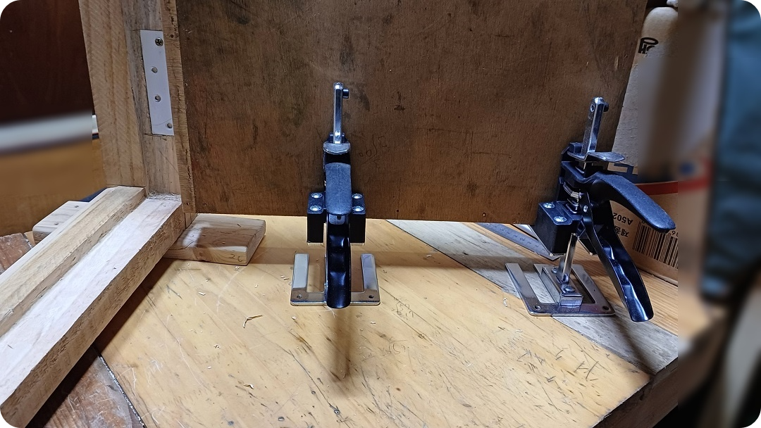 소형리프트를-이용해서-문짝을-다는-모습