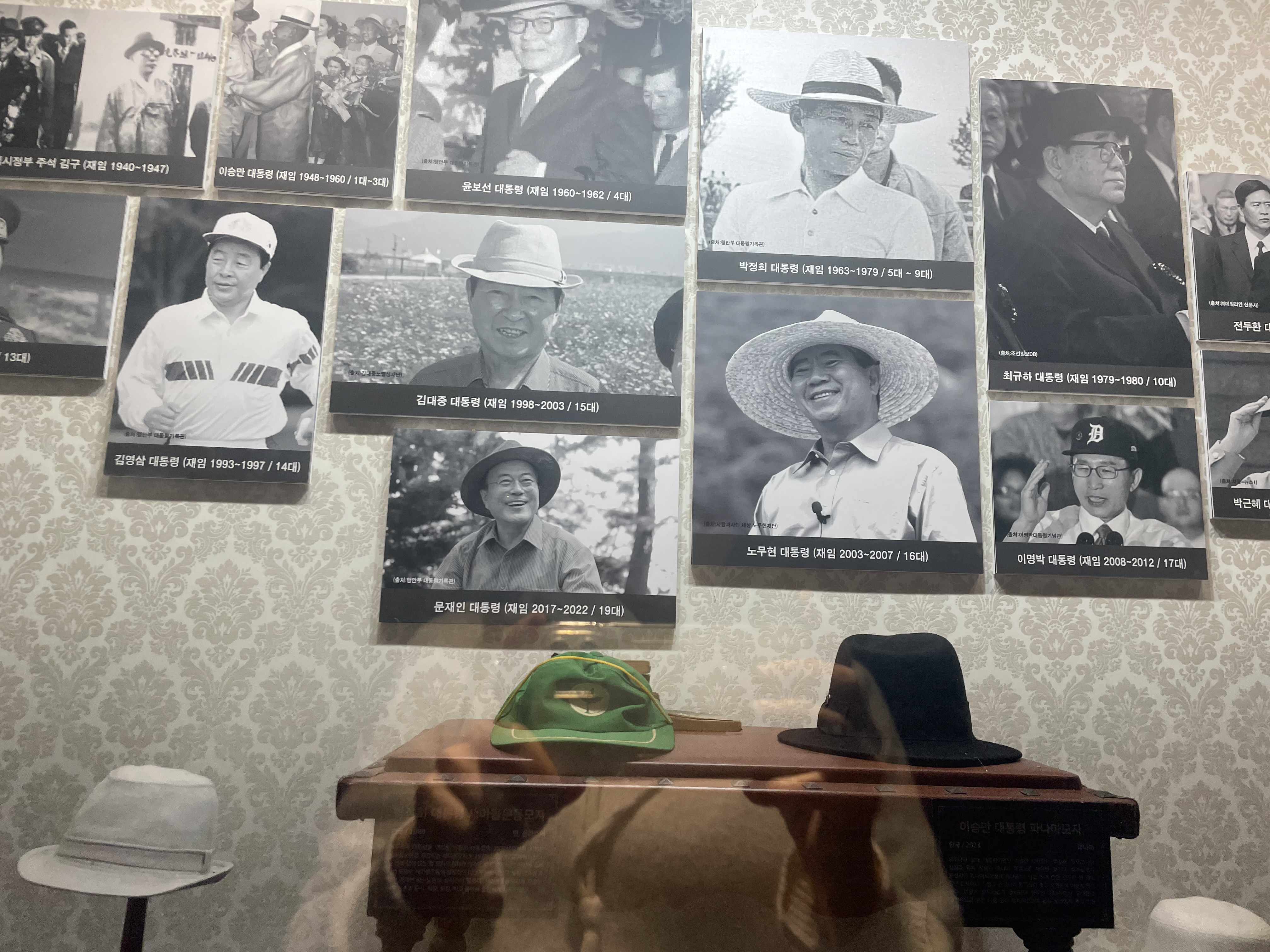 모자점에 걸린 사진들