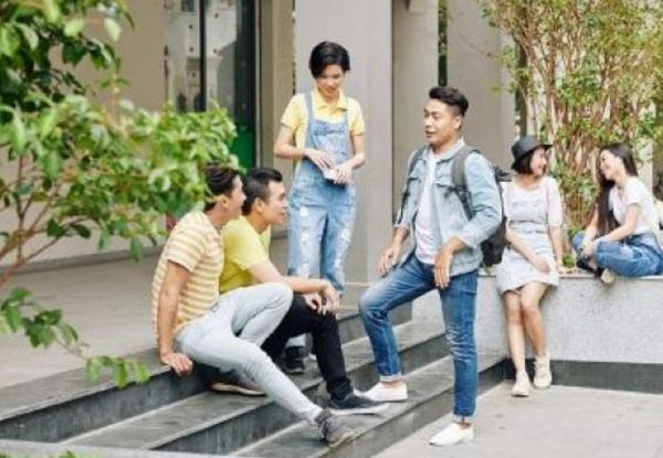 학생들이 모여서 얘기하는 장면