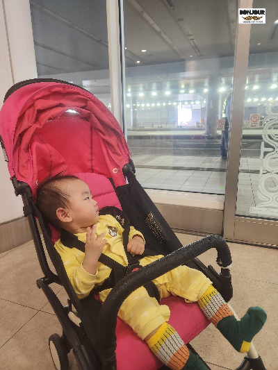 공항에 도착하여 창밖을 바라보고 있는 10개월 아기