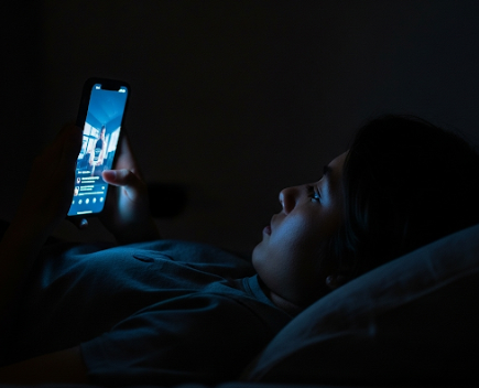 스마트폰 하는 모습