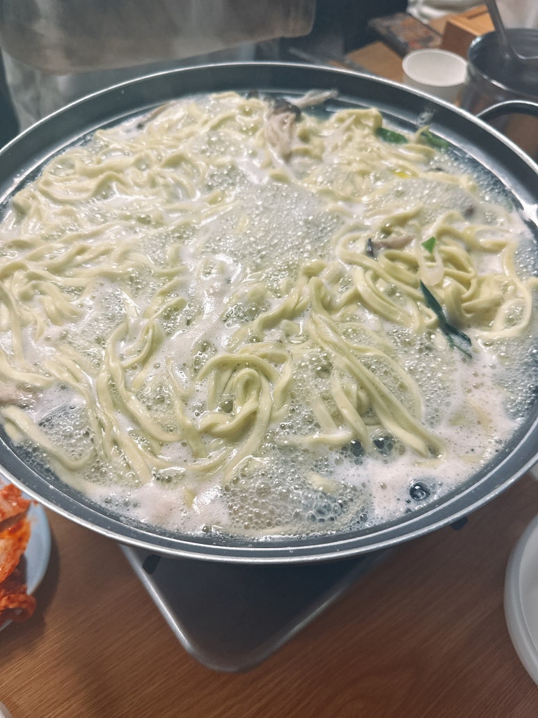양평칼국수 맛집의 뽕잎해물칼국수