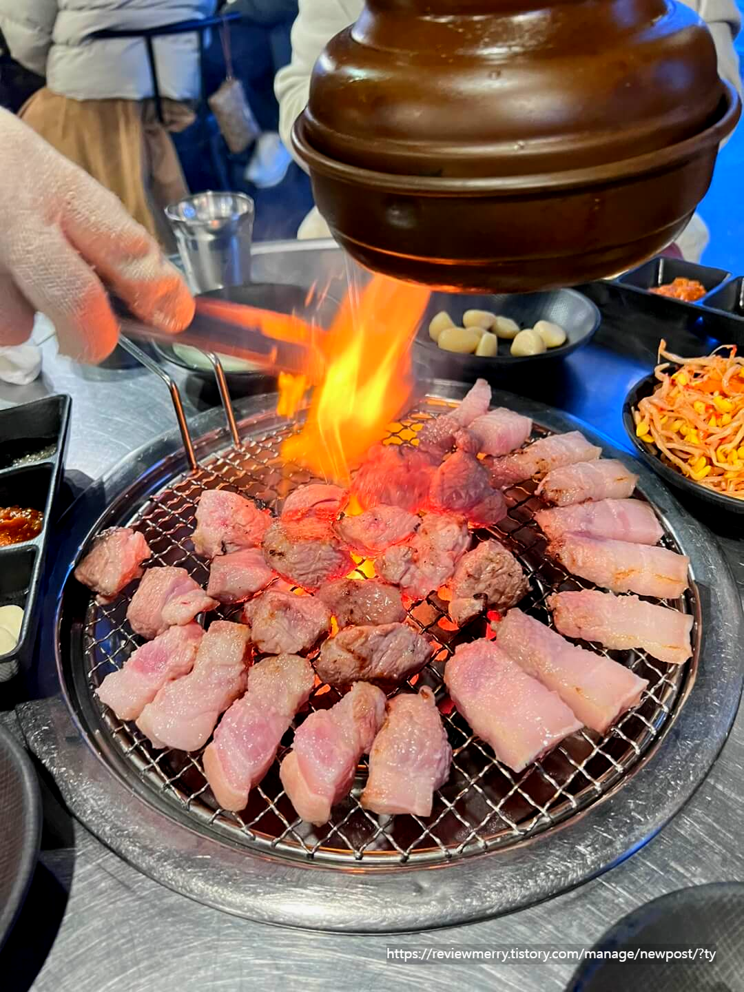 고기 구워주는 사진