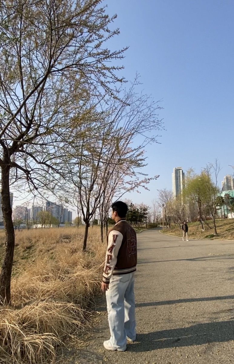 데일리룩(오뭘입)_도미넌트 야구점퍼 바시티 스타디움 재킷, 어커버 반팔, 에러스익셉티드 데미지 팬츠, 뉴발란스 608, 남자데일리룩, 남자데일리코디, 남자데일리패션, ootd