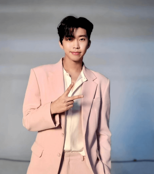 분홍색 수트 입은 임영웅