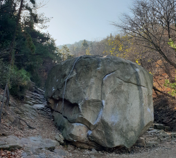 삼성산 안양예술공원내에 위치한 감자바위 모습
