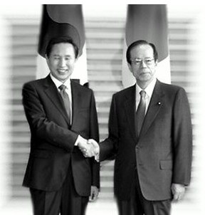 이명박 전 대통령과 후쿠다 야스오 전 총리가 악수하고 있는 사진입니다.