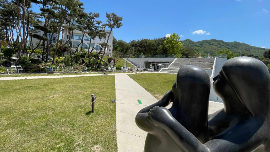 양평 갤러리 카페 카포레 조각상과 야외정원