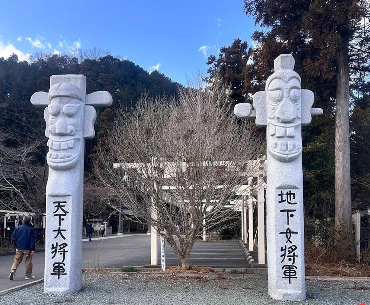 고마신사앞의 천하대장군, 지하여장군