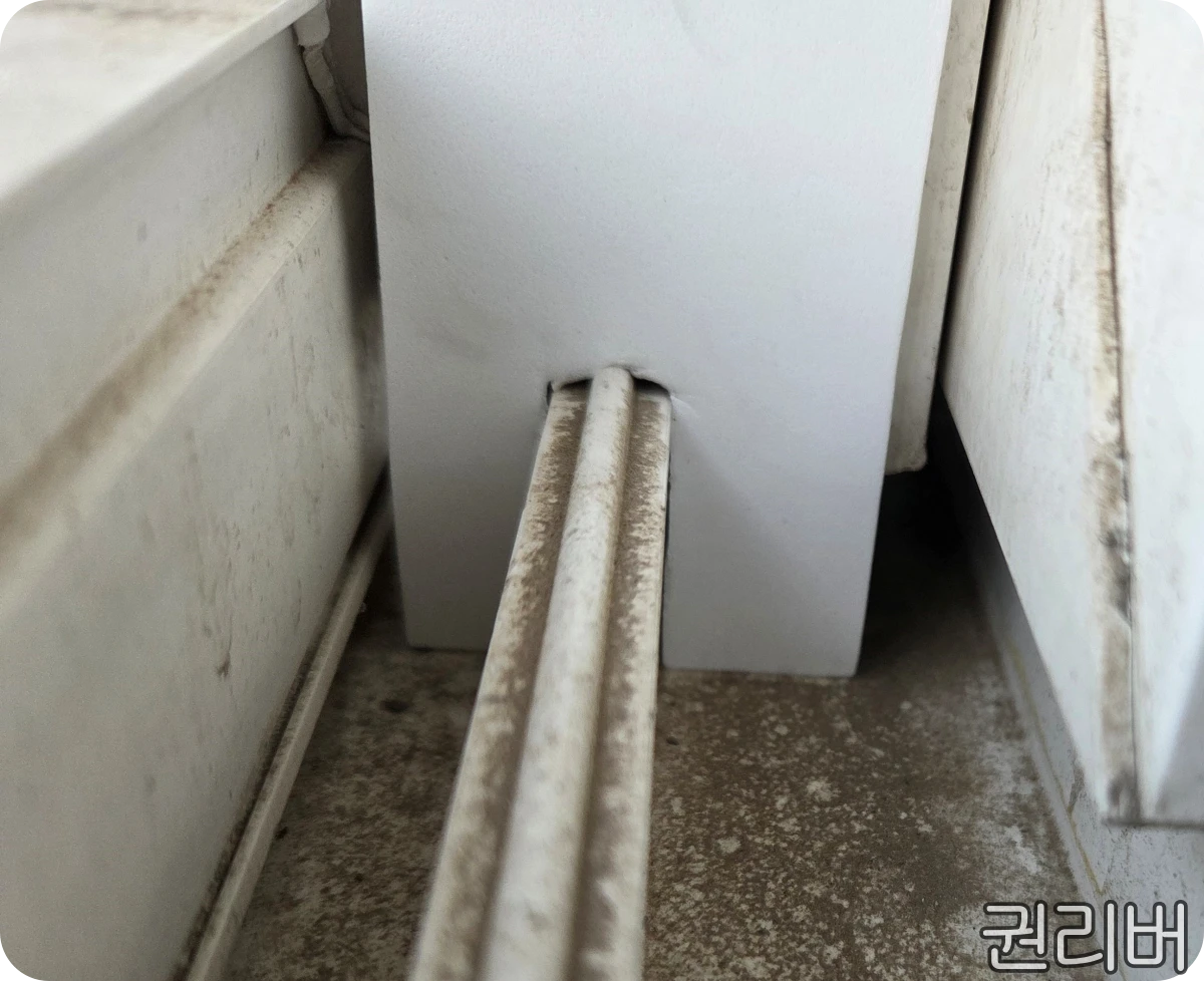 자른-풍지판으로-문틀-완벽-봉쇄