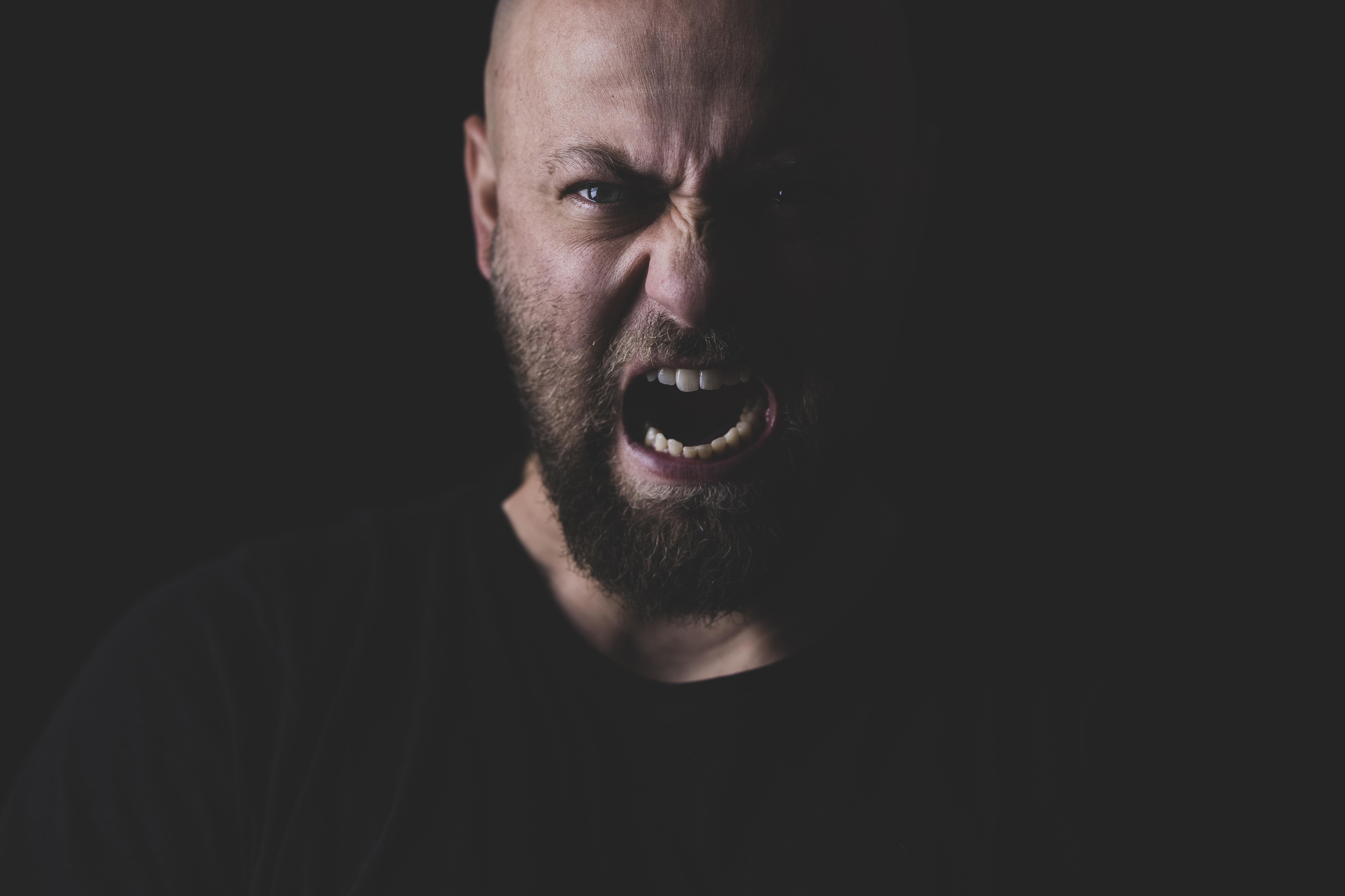 화난 표정 사진