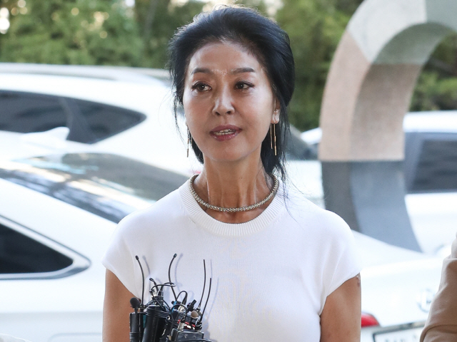 지명수배와 도피, 자수를 반복한 마약전과 5범, 명예훼손과 폭력전과까지 총 전과 9범을 가진 김부선이 도덕적인 공격을 위해 개인사를 또 다시 들추었다.