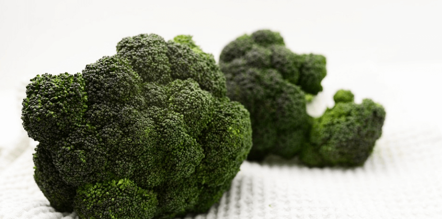 브로콜리 두 송이가 놓여 있다