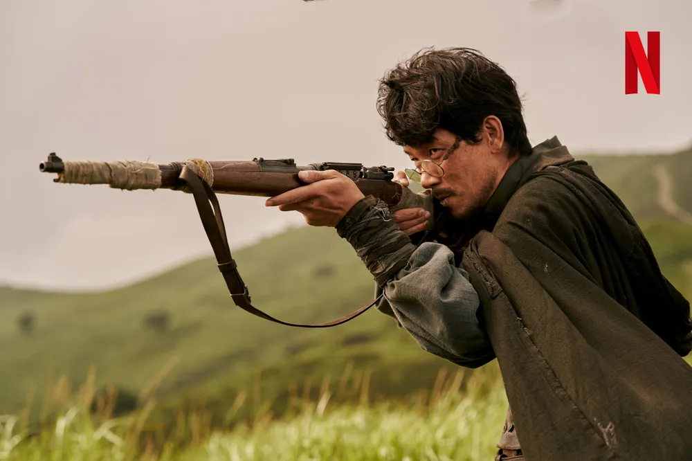 오래된-긴-총을-들고-있는-남자-도적-칼의-소리