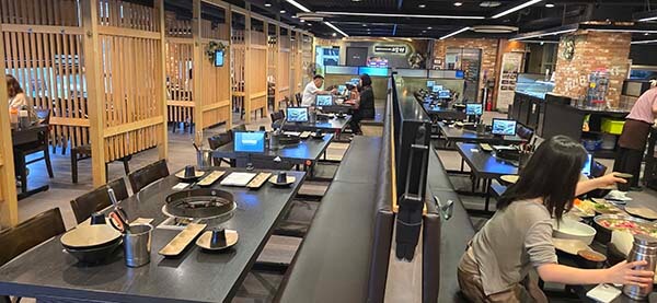 넓고 깔끔한 소담촌 실내 전경