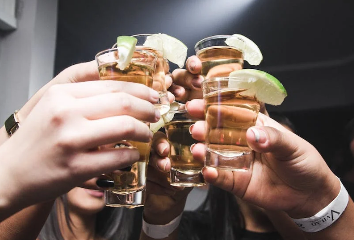 과도한 포화 지방과 음주는 혈중 콜레스테롤 수치를 높일 수 있어 심혈관 질환의 위험을 증가시킨다