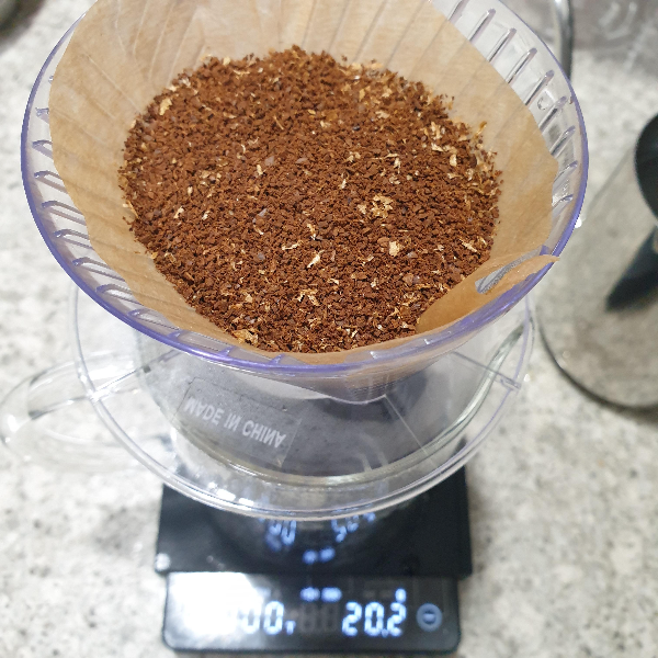 메리타 드리퍼로 온도계 및 저울 없이 아이스 커피 추출하기 with 다이소 드립포트_원두 담기