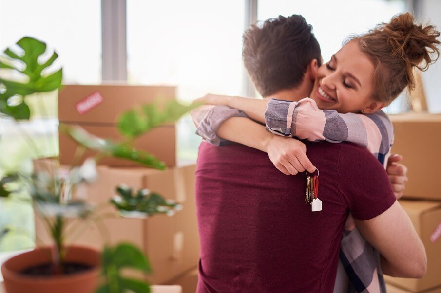 이사를 마치고 기뻐하는 여성