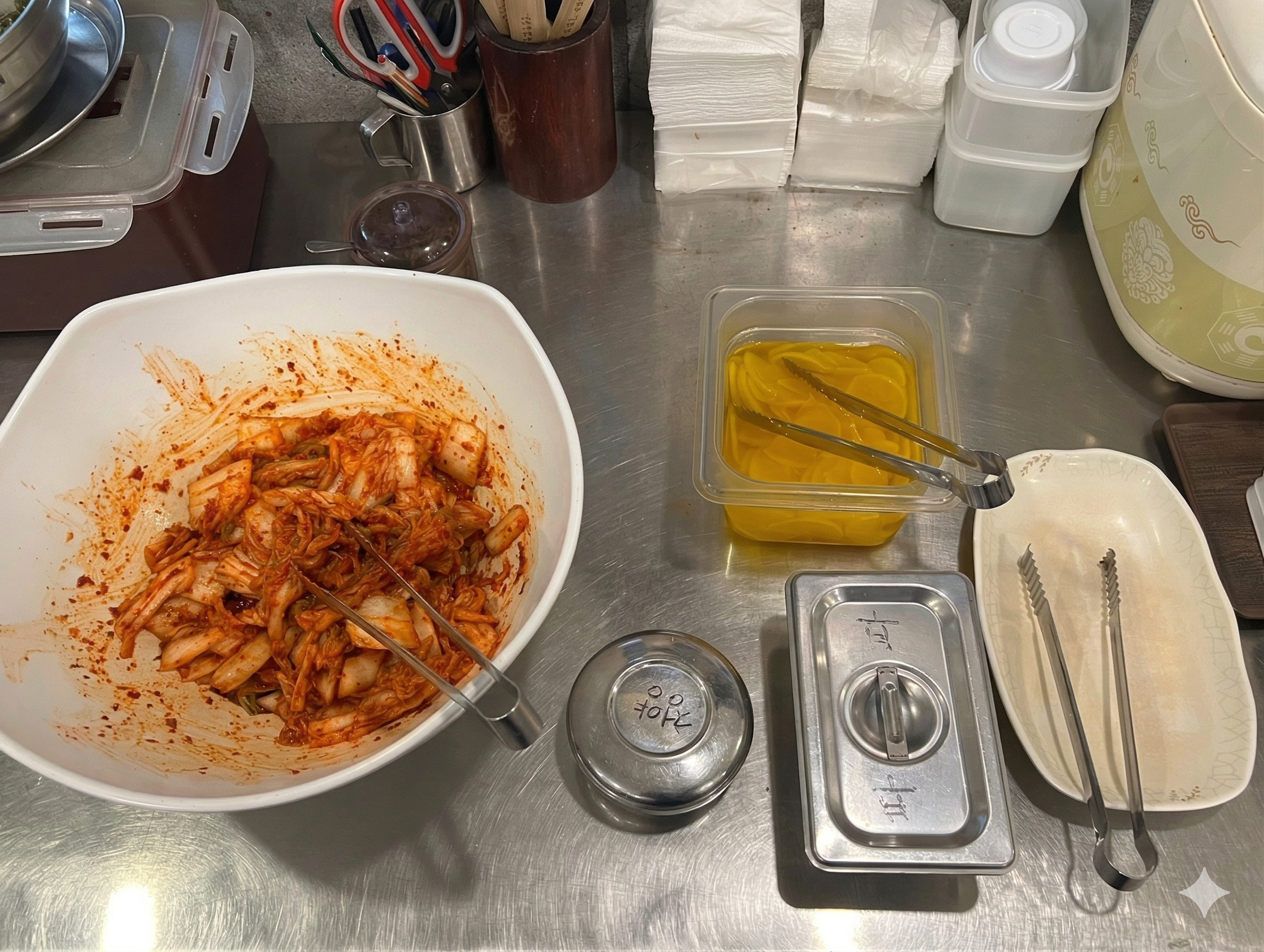 눈치 보지 않고 마음껏 가져다 먹을 수 있는 김치 셀프바.