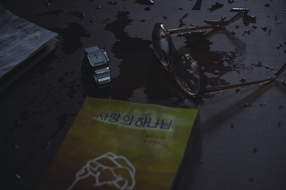 고문실에-널브러진-소지품들.