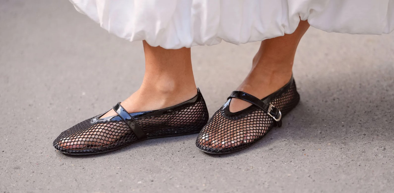 여름, 젤리슈즈, 장마철, 레인룩, 런웨이, 발레리나젤리슈즈, 피셔맨젤리샌들, 클로에젤리슈즈, 더로우젤리슈즈, 멜리사젤리샌들, 플라스틱샌들, 생분해플라스틱샌들, Y2K