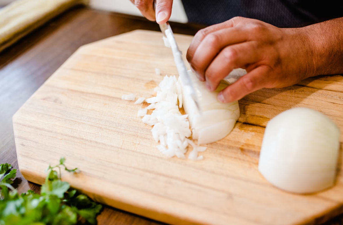 서툰식탁에서 양파를 썰며 마음의 응어리를 씻어내는 정화의 시간