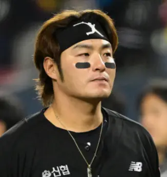 연금-검은 유니폼을 입고 서있는 박병호