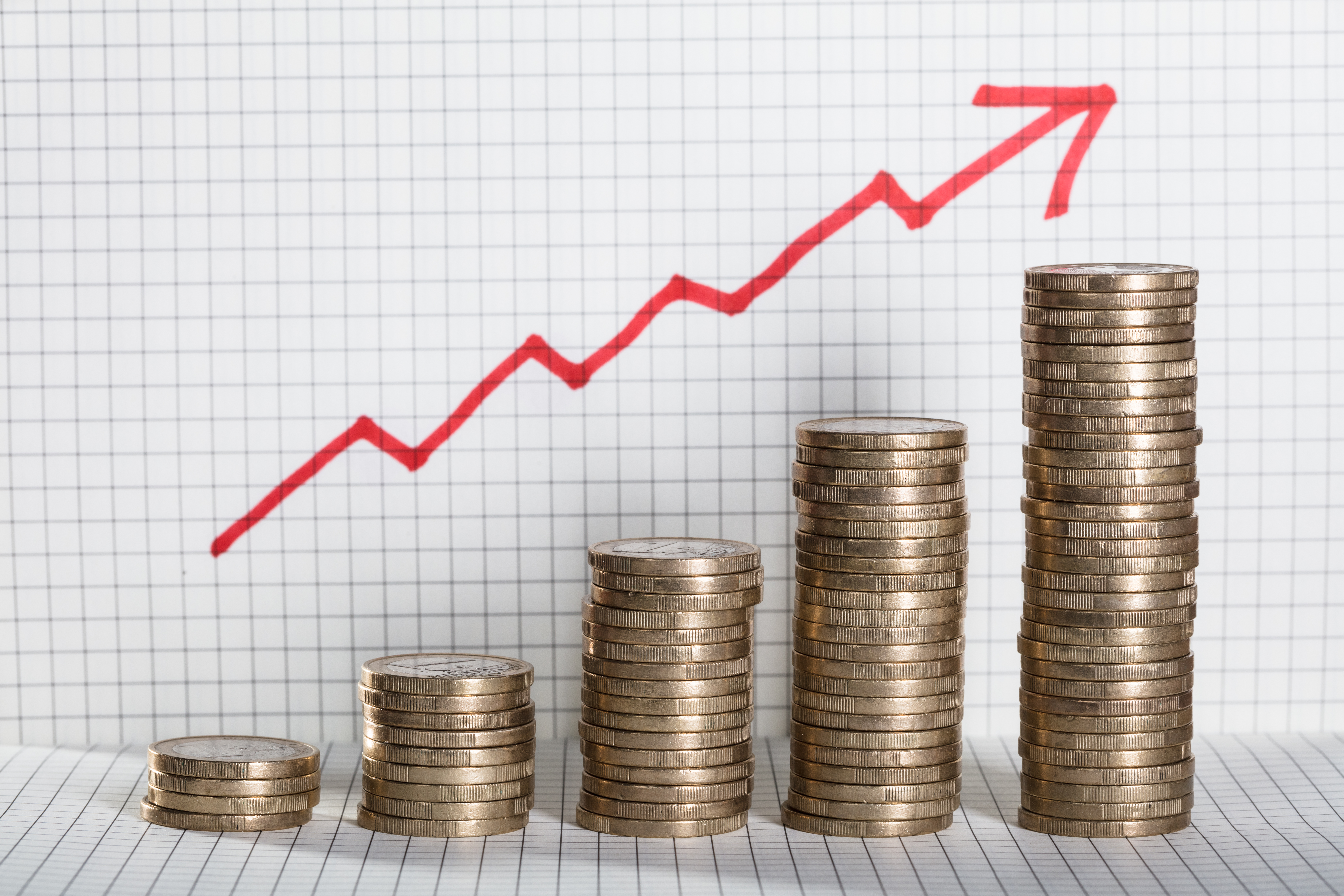 금융주 배당 수익 상승을 시각적으로 나타내는 금화와 그래프 이미지