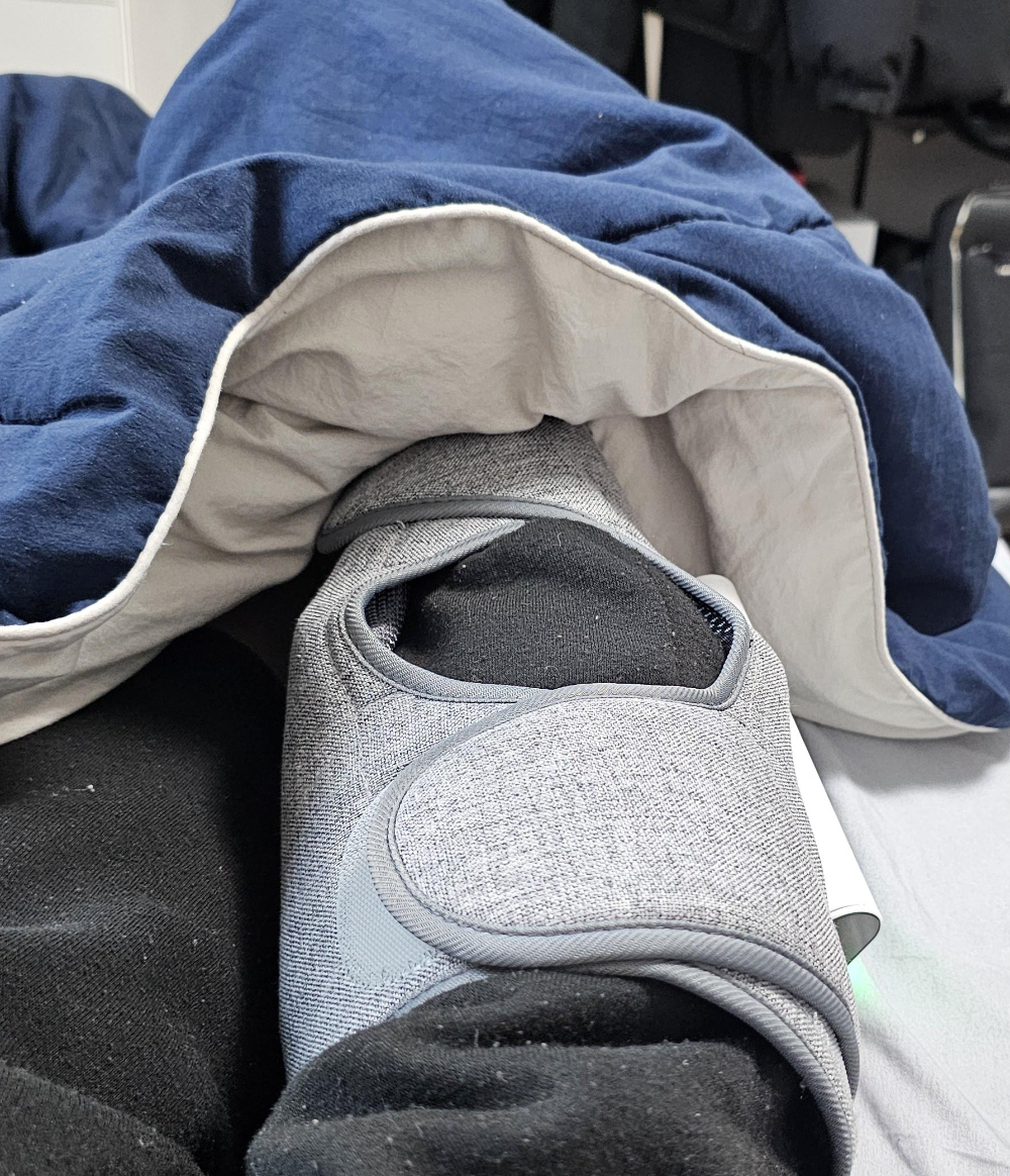 마사지기 착용하고 누워있는 중