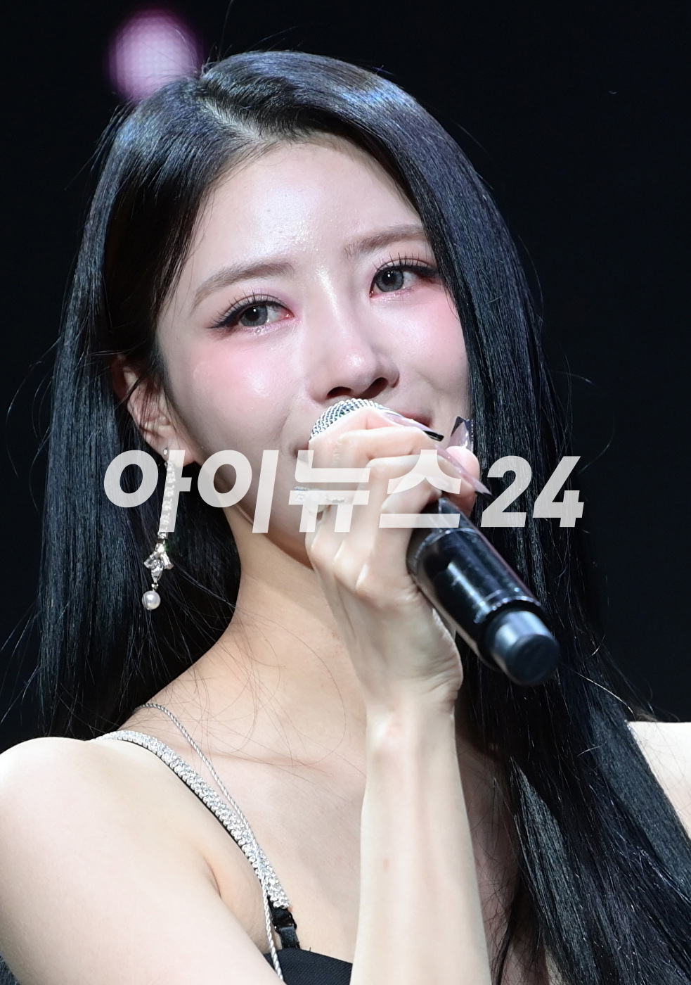 가수 미주가 17일 오후 서울 서교동 메세나폴리스에서 진행된 첫 번째 싱글 앨범 '무비 스타'(Movie Star) 솔로 데뷔 쇼케이스에 참석해 타이틀곡 '무비 스타' 무대를 선보이고 있다. [사진=정소희 기자]