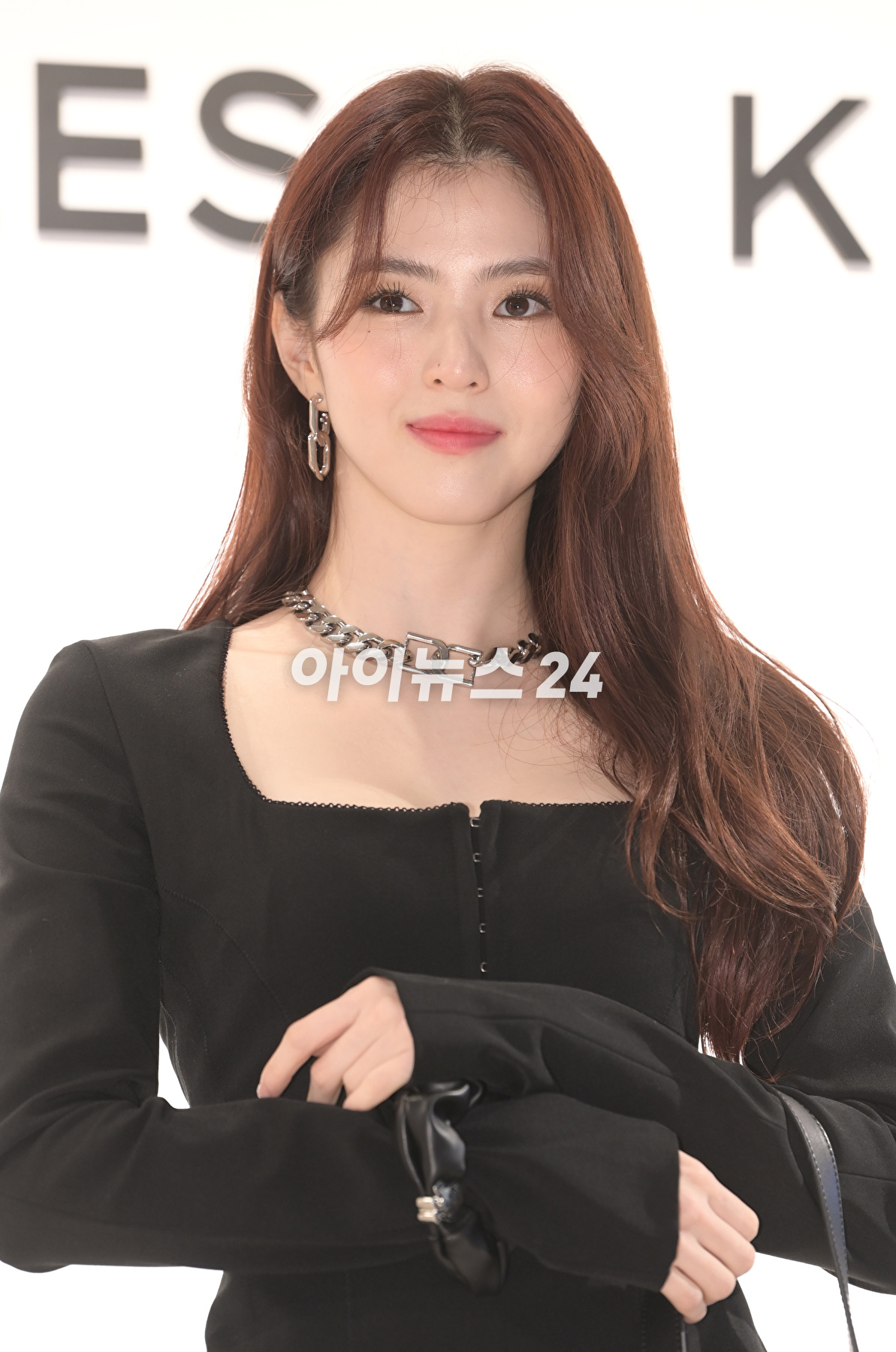 배우 한소희가 5일 오후 서울 서초구에서 열린 패션 브랜드 찰스앤키스 플래그십 오프닝 이벤트 행사에 참석하고 있다. [사진=정소희 기자]
