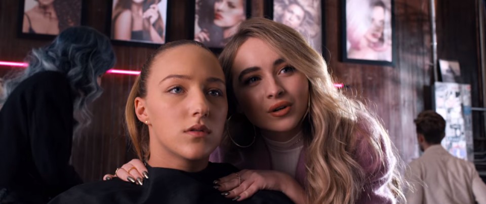 두 여성이 이야기하는 모습