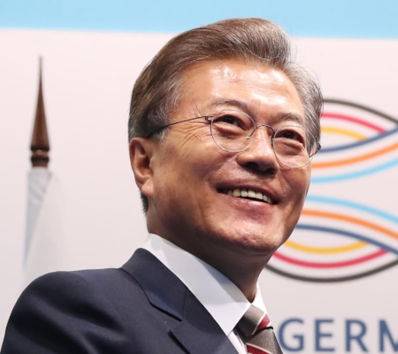문대통령&amp;#44; 퇴임 앞두고 손석희와 대담