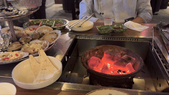 신사동 삼바리 숯불 화로와 조개구이 테이블 분위기 GIF