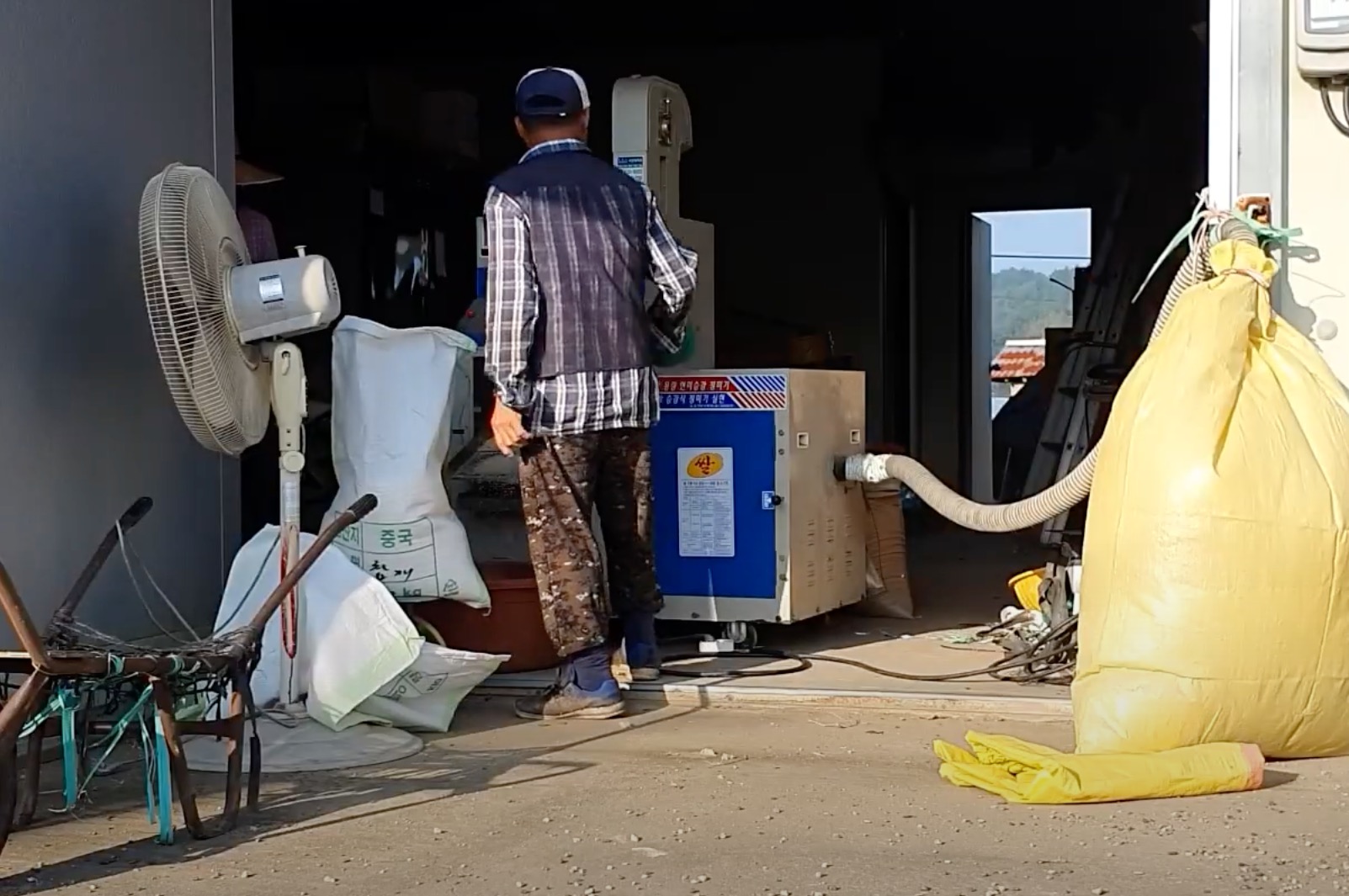 도정하고 난 쌀을 그냥 일반 위생적이지 않은 포대자루에 담아서 산패가 되어가고 있습니다.