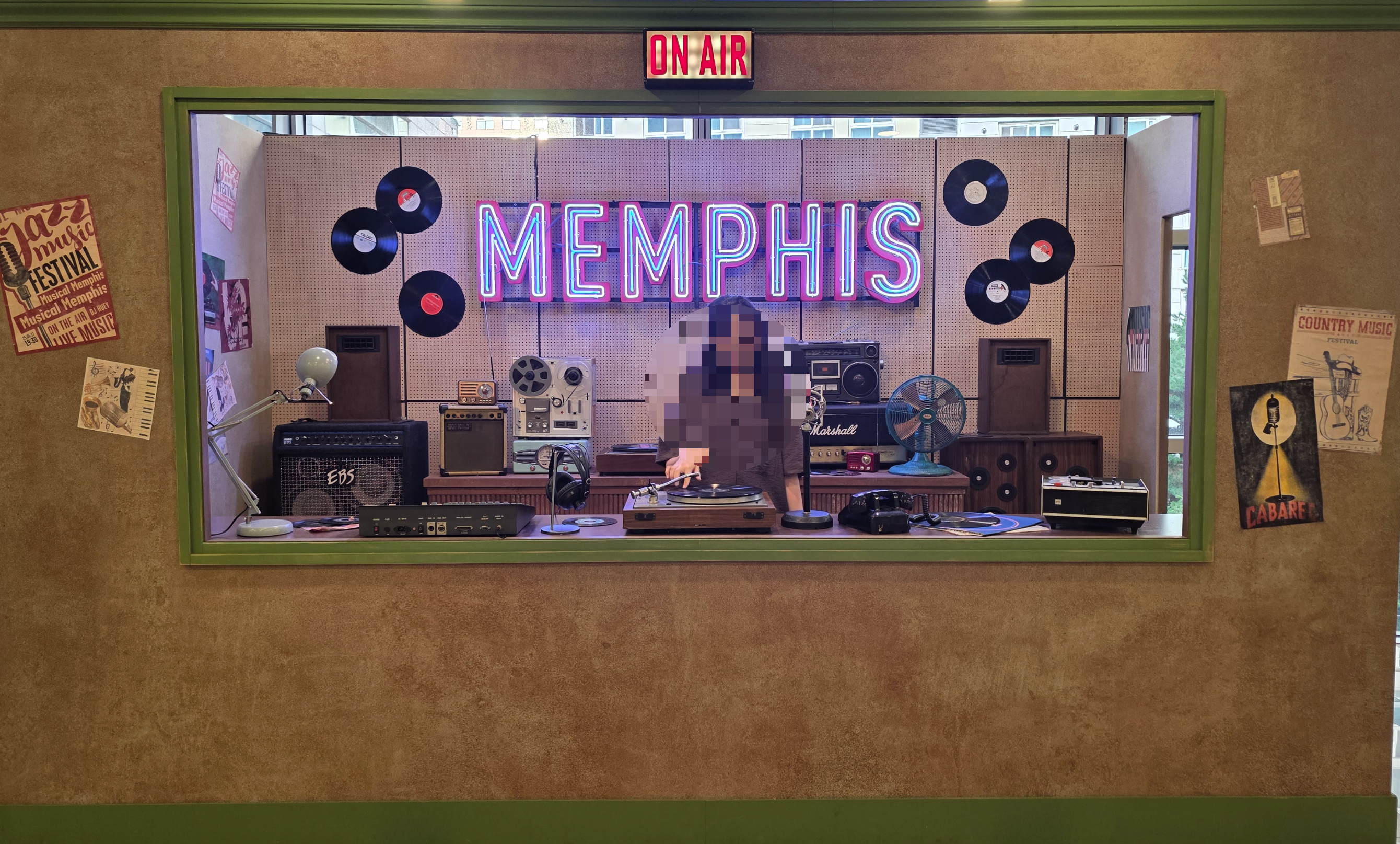 뮤지컬 멤피스 포토존, 라디오 DJ 부스 세트