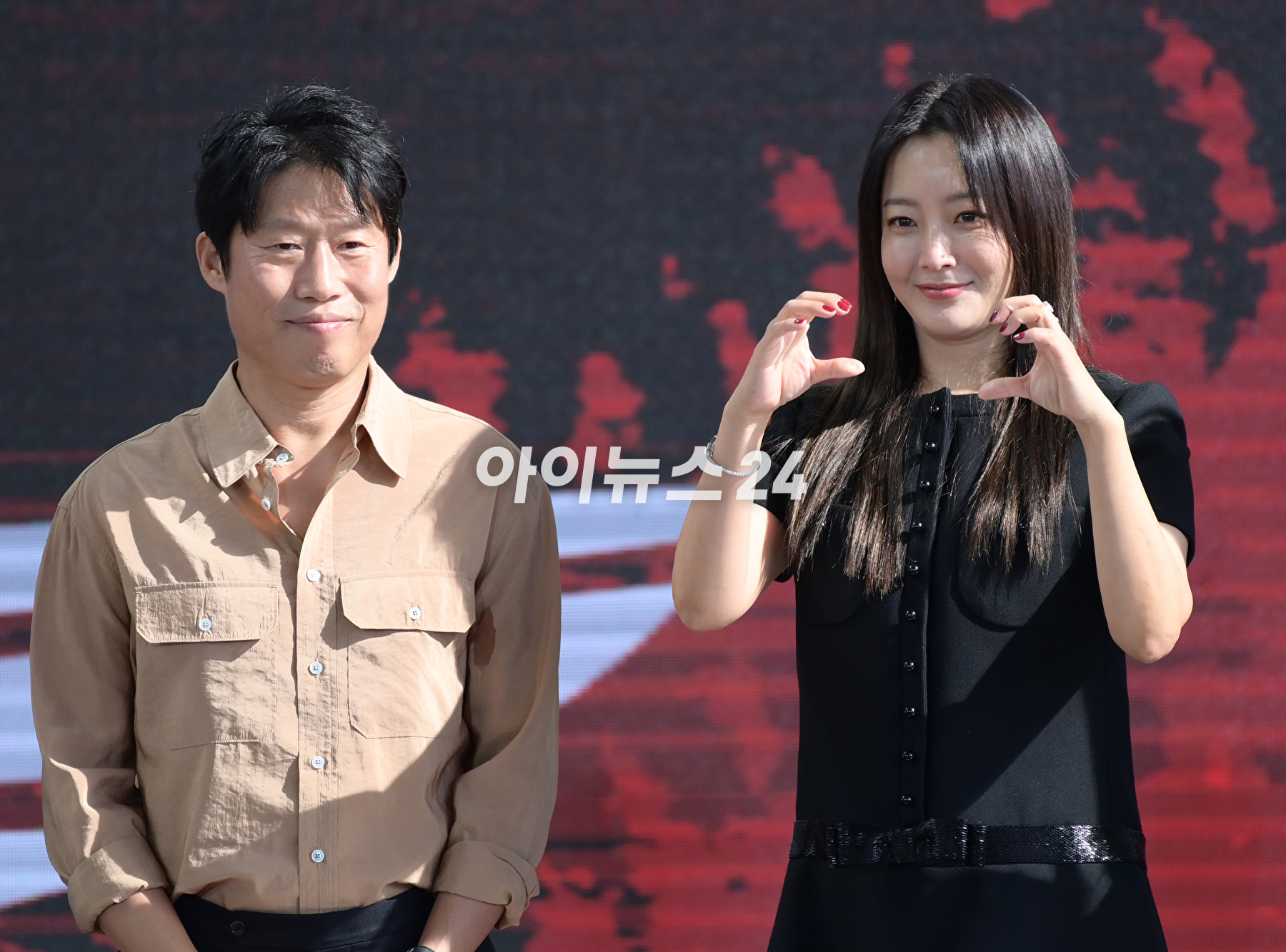 배우 김희선이 6일 오후 부산광역시 해운대구 영화의전당에서 진행된 제28회 부산국제영화제 '달짝지근해:7510' 야외무대인사에 참석하고 있다. [사진=정소희 기자]