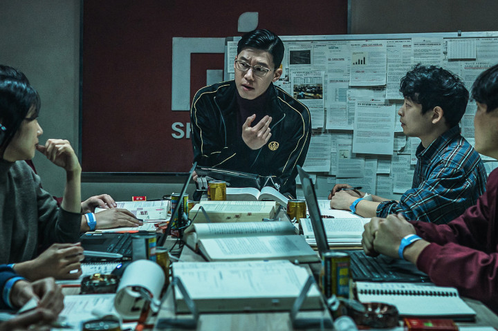 가운데에서사람들에게설명하고있는김무열