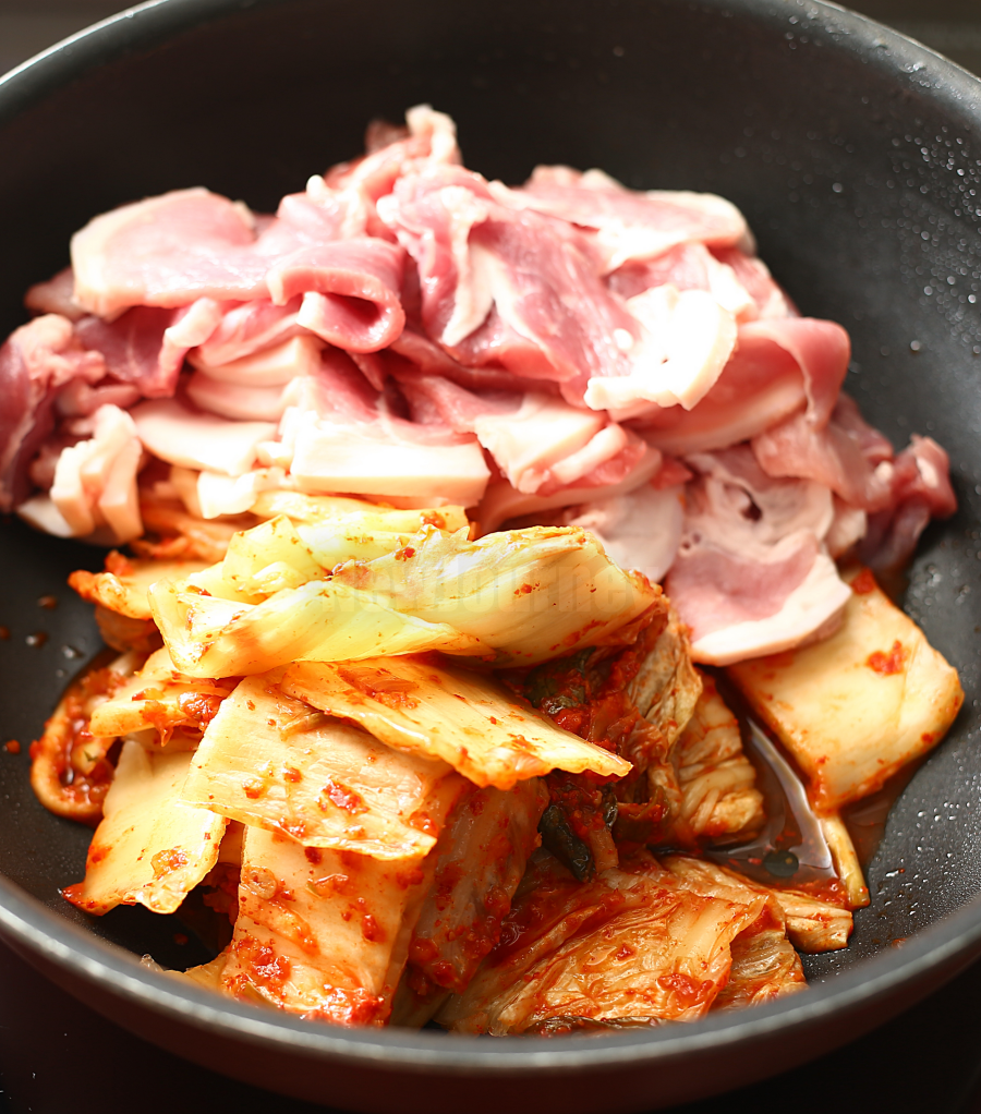 웍에 담긴 썰어둔 김치와 손질된 돼지고기 전지, Sliced Kimchi and spread pork in a cooking wok