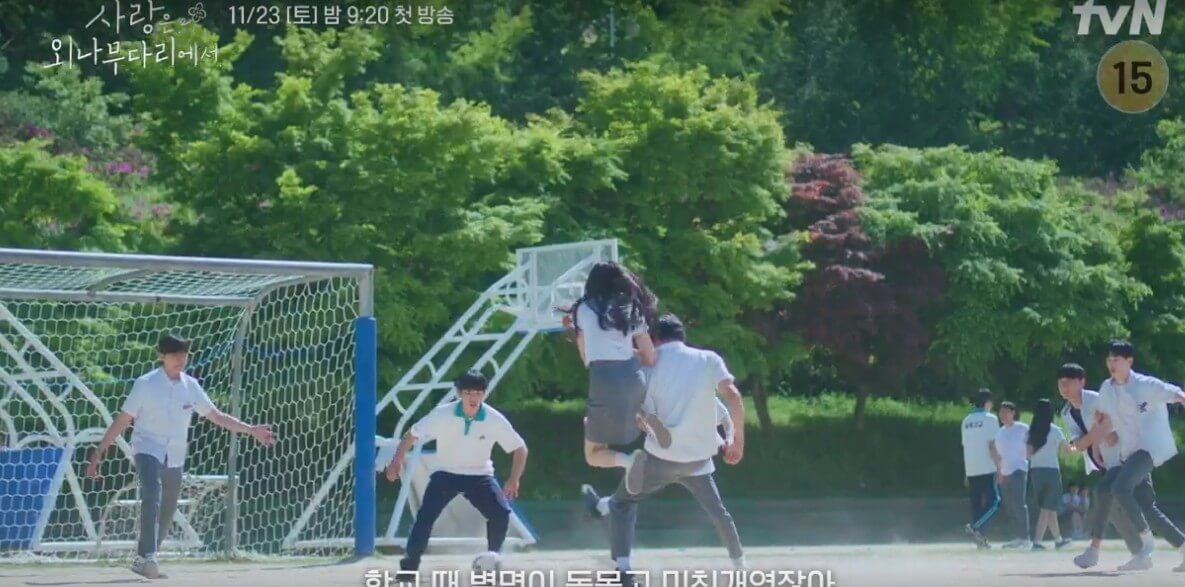 운동장에서-학생들이-공놀이를-하고-있습니다.