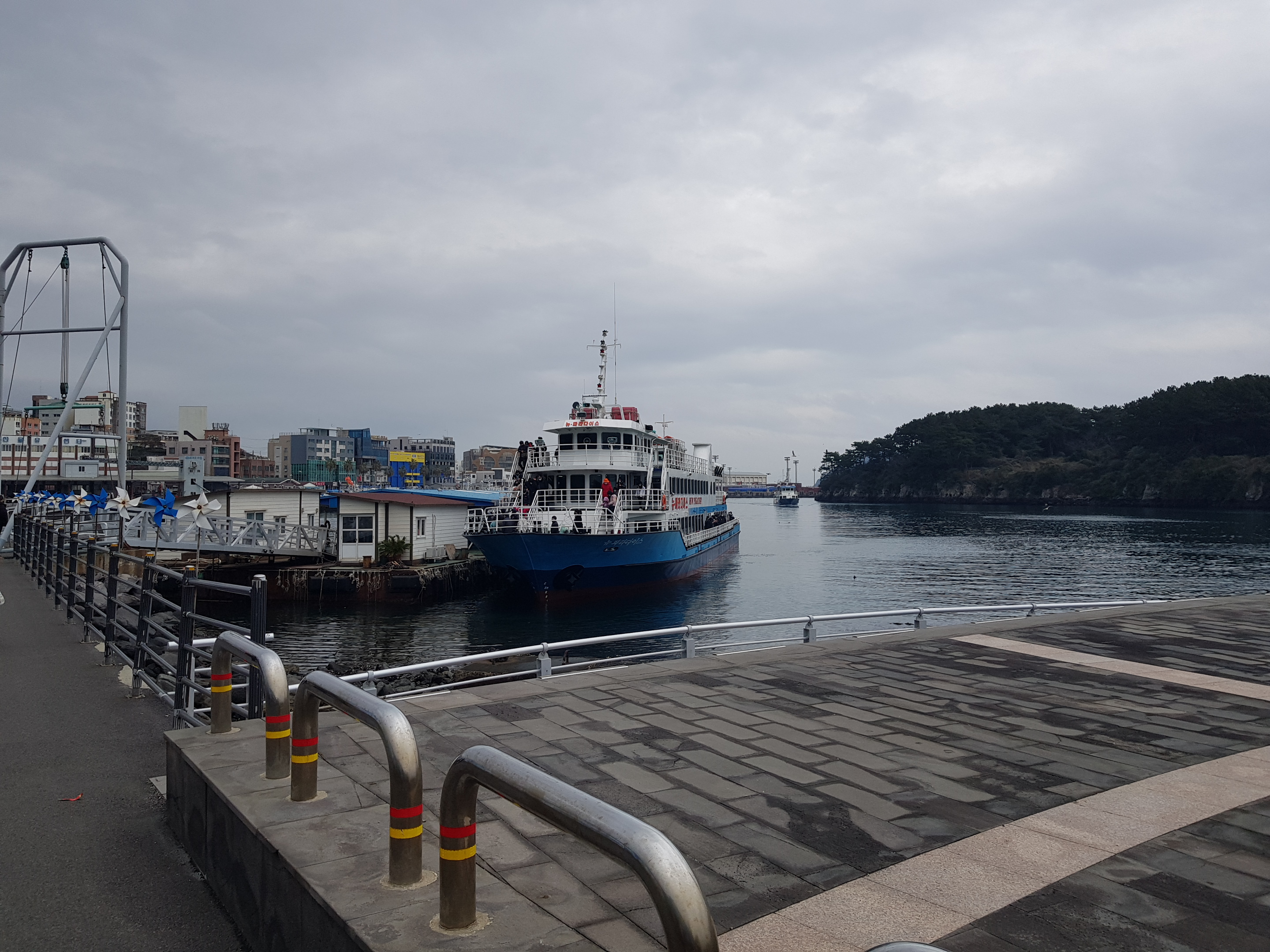 선박과 같은 배를 탑승할때도 신분증이 필요하다