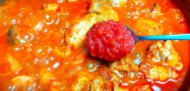 토마토-퓨레-한두스푼-넣고-마무리-하기