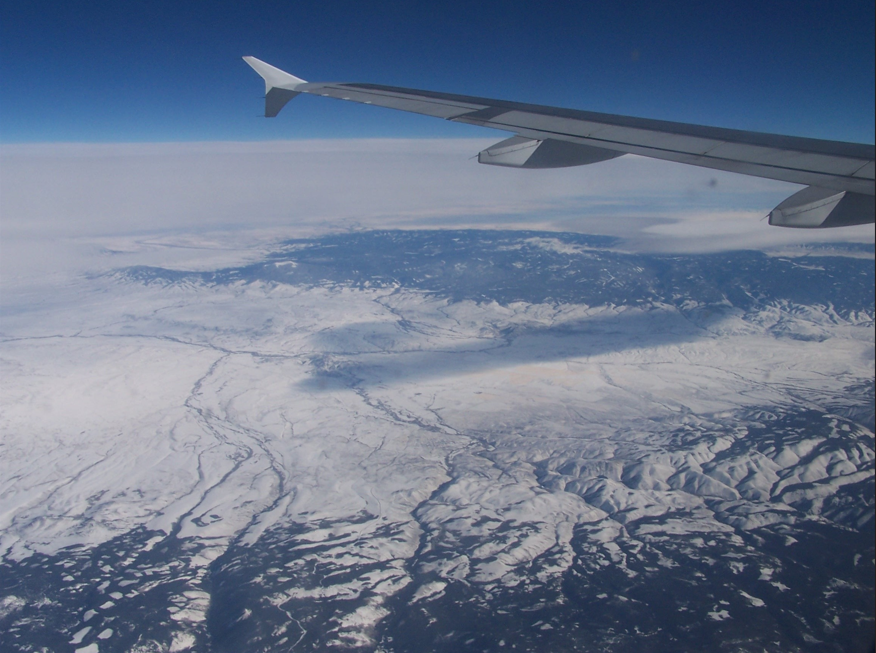 하늘을 나는 비행기 사진