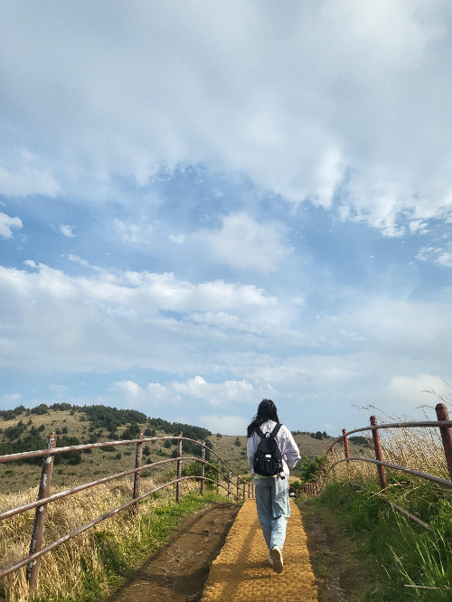 용눈이오름 오르고 있는 모습
