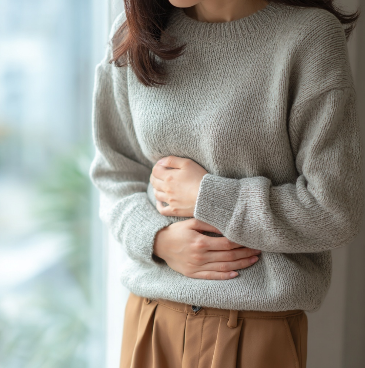 스트레스로 인한 배아픔을 겪는 여성