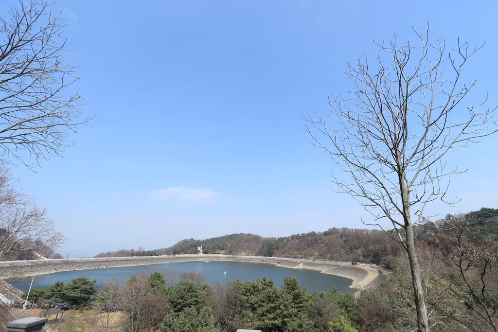 호명호수 전망대에서 바라본 호명호수 전경 사진.